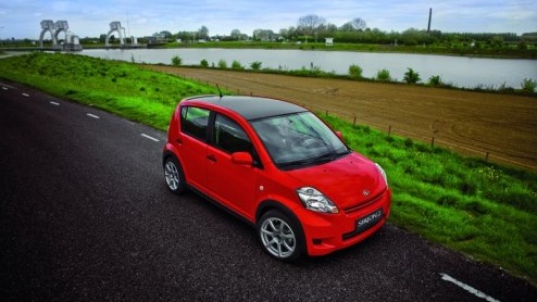Daihatsu introduceert een gelimiteerde uitvoering van de Sirion op de Nederlandse markt. De Japanner gaat door het leven met een Limited Black-pakket met matzwarte carrosseriedetails.