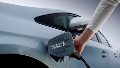 Toyota start in Nederland met tests van de Prius Plug-in Hybrid. Elf proefexemplaren zijn onderdeel van een driejarig onderzoek naar de succeskansen van deze hybride met een stekker op het gebied van 