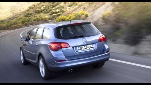 Niet helemaal een verrassing, maar nu wel officieel; nieuwe Opel Astra Sports Tourer. Het kleine broertje van de Insignia ST oogt net zo gestroomlijnd en kan  nog veel belangrijker - maximaal 1550 li
