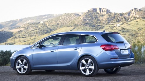 Niet helemaal een verrassing, maar nu wel officieel; nieuwe Opel Astra Sports Tourer. Het kleine broertje van de Insignia ST oogt net zo gestroomlijnd en kan  nog veel belangrijker - maximaal 1550 li