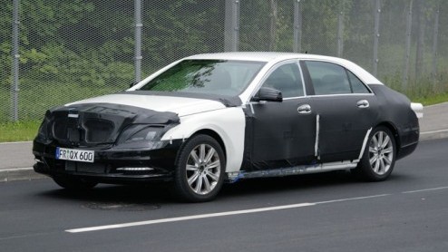 Kondigt deze gecamoufleerde S-Klasse alweer een facelift aan? Nee, Mercedes-Benz heeft al het boek van de volgende generatie opengeslagen. De auto die we hier zien is grotendeels bedoeld als mule, puu