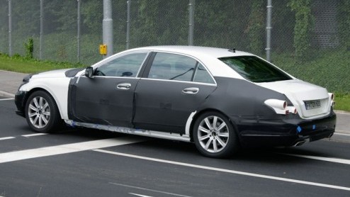 Kondigt deze gecamoufleerde S-Klasse alweer een facelift aan? Nee, Mercedes-Benz heeft al het boek van de volgende generatie opengeslagen. De auto die we hier zien is grotendeels bedoeld als mule, puu