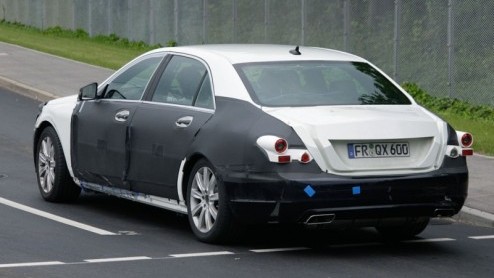 Kondigt deze gecamoufleerde S-Klasse alweer een facelift aan? Nee, Mercedes-Benz heeft al het boek van de volgende generatie opengeslagen. De auto die we hier zien is grotendeels bedoeld als mule, puu
