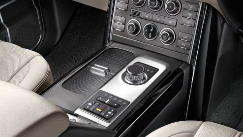 Met ingang van dit najaar heeft Range Rover een nieuwe aandrijflijn voor haar befaamde topmodel beschikbaar. Het is de splinternieuwe 4.4 TDV8 biturbodieselmotor met liefst 313 pk en achttrapsautomaat