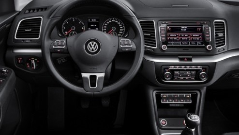 Het nieuwe pakezel van Volkswagen heeft een prijs en is vanaf nu te bestellen. De Sharan is leverbaar vanaf 37.490 euro, verkrijgbaar met keuze uit een TSI benzine en twee TDI diesels, allen voorzien