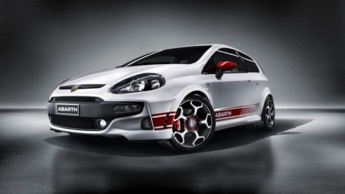 Nu het zomer is heeft Abarth het seizoen in de bol en komt met twee nieuwe modellen; de Abarth Punto Evo en Abarth 500C. Beiden zijn opgevoed met sportiviteit, prestaties en rijplezier als kernwaarden