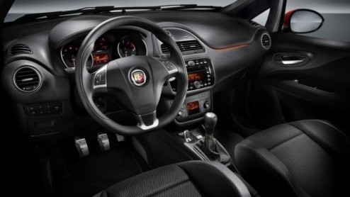 Nu het zomer is heeft Abarth het seizoen in de bol en komt met twee nieuwe modellen; de Abarth Punto Evo en Abarth 500C. Beiden zijn opgevoed met sportiviteit, prestaties en rijplezier als kernwaarden