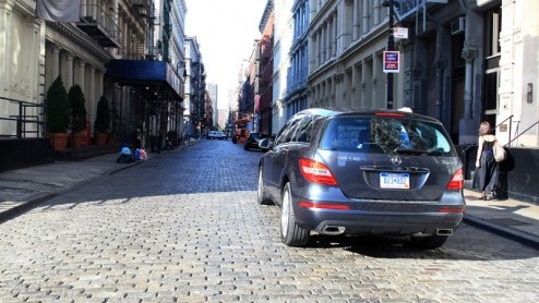 Mercedes heeft de R-klasse in het nieuw gestoken. We reisden af naar New York om de grote kolos in zijn natuurlijke habitat opnieuw te leren kennen. Nota bene in de city that never sleeps met razend