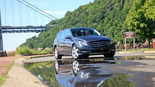 Mercedes heeft de R-klasse in het nieuw gestoken. We reisden af naar New York om de grote kolos in zijn natuurlijke habitat opnieuw te leren kennen. Nota bene in de city that never sleeps met razend