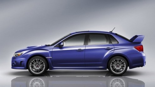 Subaru gaat in het leveringsprogramma van de WRX STI (voorheen met de voornaam Impreza) naast de inmiddels vertrouwde vijfdeurs hatchback ook de geheel nieuwe vierdeurs sedan-uitvoering opnemen. Dez
