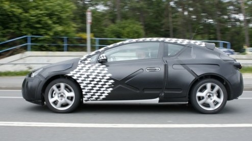 Opel is nog niet klaar met de Astra-familielijn. Naast de nieuwe Astra Sports Tourer zijn de ogen in Russelsheim ook gericht op de driedeurs GTC. De techneuten voelen het sportief getinte broertje fli