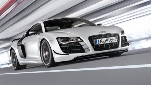 De ultra sportieve Audi R8 GT, die in een oplage van 333 stuks wordt geproduceerd, wordt in Nederland verkrijgbaar vanaf 258.900 euro. De Audi R8 GT beschikt over een extra krachtige versie van de V10
