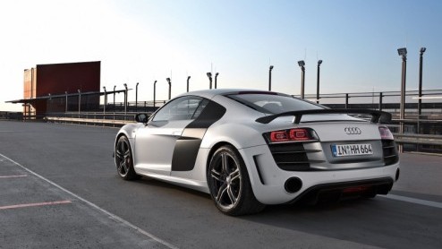 De ultra sportieve Audi R8 GT, die in een oplage van 333 stuks wordt geproduceerd, wordt in Nederland verkrijgbaar vanaf 258.900 euro. De Audi R8 GT beschikt over een extra krachtige versie van de V10