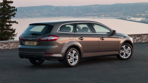 Ford introduceert op 25 augustus de vernieuwde Mondeo. Naast bijgeschaafde looks en een opgewaardeerd interieur debuteert tegelijkertijd een 240 pk sterke turbomotor en neemt de 2.2 TDCi revanche met