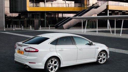 Ford introduceert op 25 augustus de vernieuwde Mondeo. Naast bijgeschaafde looks en een opgewaardeerd interieur debuteert tegelijkertijd een 240 pk sterke turbomotor en neemt de 2.2 TDCi revanche met