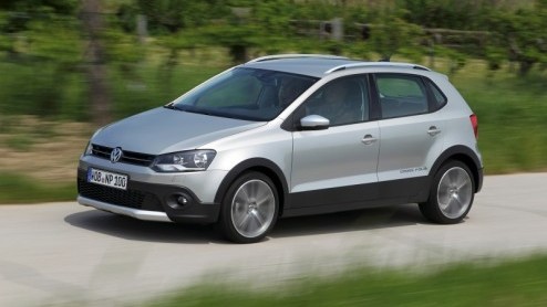 Volkswagen zet de CrossPolo met onmiddellijke ingang in de showroom. De robuust aangeklede variant wordt leverbaar met benzine- en diesels, zowel handgeschakeld als met DSG. Prijzen starten bij 18.690