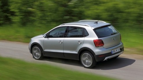 Volkswagen zet de CrossPolo met onmiddellijke ingang in de showroom. De robuust aangeklede variant wordt leverbaar met benzine- en diesels, zowel handgeschakeld als met DSG. Prijzen starten bij 18.690