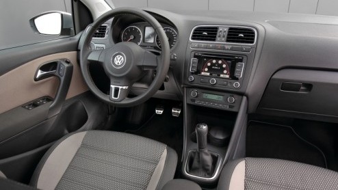 Volkswagen zet de CrossPolo met onmiddellijke ingang in de showroom. De robuust aangeklede variant wordt leverbaar met benzine- en diesels, zowel handgeschakeld als met DSG. Prijzen starten bij 18.690