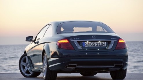 Mercedes-Benz vernieuwt de CL-Klasse op subtiele wijze, met nieuwe, scherp gesneden accenten aan de carrosserie . Met de komst van een nieuwe direct ingespoten V8 biturbo motor maakt de luxe tweedeurs