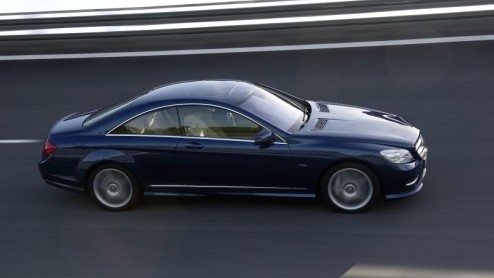 Mercedes-Benz vernieuwt de CL-Klasse op subtiele wijze, met nieuwe, scherp gesneden accenten aan de carrosserie . Met de komst van een nieuwe direct ingespoten V8 biturbo motor maakt de luxe tweedeurs