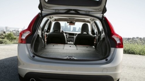 De Volvo-familie wordt nog dit najaar uitgebreid met een nieuwe lifestyle Estate, de V60. Een modern alternatief voor wie niet alle ruimte van de V70 nodig heeft maar wel in een Estate-achtige gezien