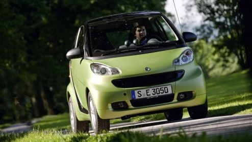 De update van de smart fortwo is nu officieel. Het kleinste automerk heeft de tweezitter subtiel bijgeschaafd met nieuwe kleurtjes, wielen en gelakte carrosseriedelen, maar deed vooral huiswerk om nog