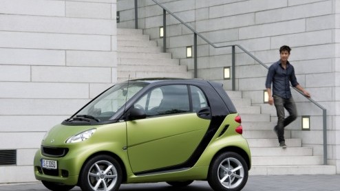 De update van de smart fortwo is nu officieel. Het kleinste automerk heeft de tweezitter subtiel bijgeschaafd met nieuwe kleurtjes, wielen en gelakte carrosseriedelen, maar deed vooral huiswerk om nog