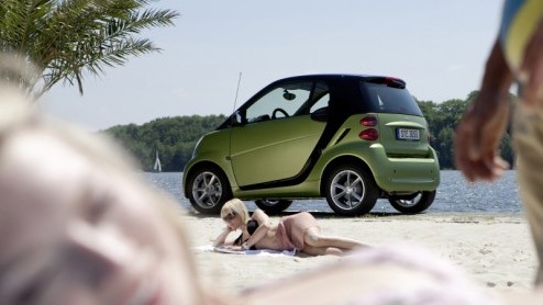 De update van de smart fortwo is nu officieel. Het kleinste automerk heeft de tweezitter subtiel bijgeschaafd met nieuwe kleurtjes, wielen en gelakte carrosseriedelen, maar deed vooral huiswerk om nog