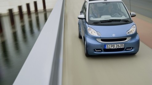 De update van de smart fortwo is nu officieel. Het kleinste automerk heeft de tweezitter subtiel bijgeschaafd met nieuwe kleurtjes, wielen en gelakte carrosseriedelen, maar deed vooral huiswerk om nog