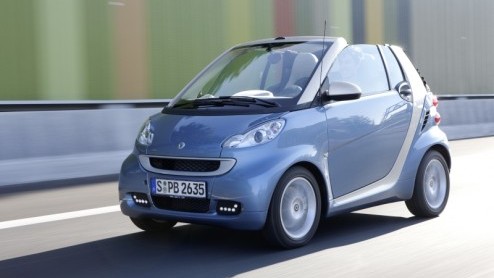 De update van de smart fortwo is nu officieel. Het kleinste automerk heeft de tweezitter subtiel bijgeschaafd met nieuwe kleurtjes, wielen en gelakte carrosseriedelen, maar deed vooral huiswerk om nog