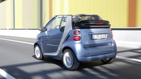 De update van de smart fortwo is nu officieel. Het kleinste automerk heeft de tweezitter subtiel bijgeschaafd met nieuwe kleurtjes, wielen en gelakte carrosseriedelen, maar deed vooral huiswerk om nog