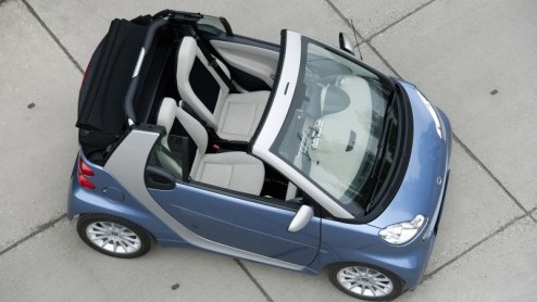 De update van de smart fortwo is nu officieel. Het kleinste automerk heeft de tweezitter subtiel bijgeschaafd met nieuwe kleurtjes, wielen en gelakte carrosseriedelen, maar deed vooral huiswerk om nog