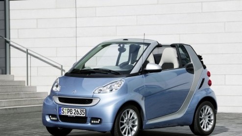 De update van de smart fortwo is nu officieel. Het kleinste automerk heeft de tweezitter subtiel bijgeschaafd met nieuwe kleurtjes, wielen en gelakte carrosseriedelen, maar deed vooral huiswerk om nog
