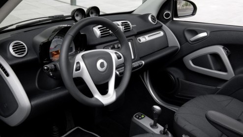 De update van de smart fortwo is nu officieel. Het kleinste automerk heeft de tweezitter subtiel bijgeschaafd met nieuwe kleurtjes, wielen en gelakte carrosseriedelen, maar deed vooral huiswerk om nog