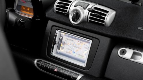 De update van de smart fortwo is nu officieel. Het kleinste automerk heeft de tweezitter subtiel bijgeschaafd met nieuwe kleurtjes, wielen en gelakte carrosseriedelen, maar deed vooral huiswerk om nog