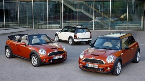 De vernieuwde Mini hatchback, Clubman en Cabrio is uit de doeken, dus maakt de importeur een nieuwe prijslijst bekend. Mini rijden blijft mogelijk vanaf 16.999 euro met de Mini One Minimalist. De dies