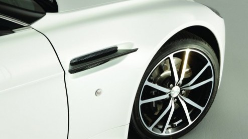 Aston Martin heeft een nieuwe, speciale versie van de V8 Vantage ontwikkeld. Deze op de autosport geinspireerde 'N420' kreeg er geen pk's bij maar is wel lichter en extra sportief uitgevoerd.