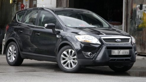 En we blijven nog even bij de facelifts van Ford. Na de Galaxy, S-MAX en Mondeo update krijgt ook de Kuga een nieuw smoelwerk. Het kinetic Design wordt bijgewerkt met nog scherpere lijnen en dagrijver