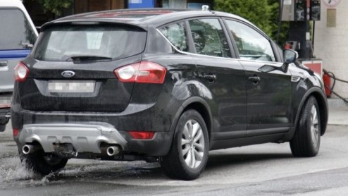 En we blijven nog even bij de facelifts van Ford. Na de Galaxy, S-MAX en Mondeo update krijgt ook de Kuga een nieuw smoelwerk. Het kinetic Design wordt bijgewerkt met nog scherpere lijnen en dagrijver
