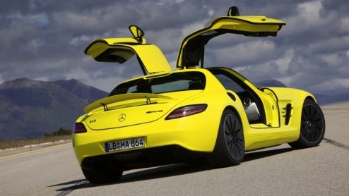 De Mercedes-Benz SLS AMG presteert met dank aan de 6.2 liter V8 als de beste. Om alvast op de eventuele toekomst voorbereid te zijn experimenteerden de Duitsers ook met elektrische aandrijving. Met su