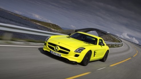 De Mercedes-Benz SLS AMG presteert met dank aan de 6.2 liter V8 als de beste. Om alvast op de eventuele toekomst voorbereid te zijn experimenteerden de Duitsers ook met elektrische aandrijving. Met su