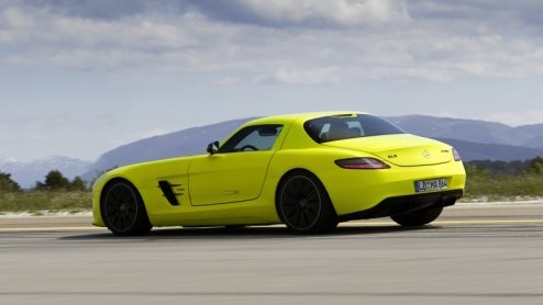 De Mercedes-Benz SLS AMG presteert met dank aan de 6.2 liter V8 als de beste. Om alvast op de eventuele toekomst voorbereid te zijn experimenteerden de Duitsers ook met elektrische aandrijving. Met su