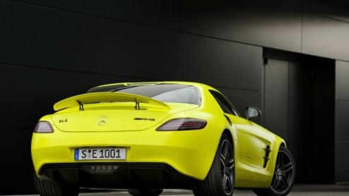 De Mercedes-Benz SLS AMG presteert met dank aan de 6.2 liter V8 als de beste. Om alvast op de eventuele toekomst voorbereid te zijn experimenteerden de Duitsers ook met elektrische aandrijving. Met su
