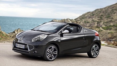 Eind september maakt de nieuwe Renault Wind zijn opwachting. Het leveringsprogramma van de coup roadster is overzichtelijk; er komen drie uitrustingsniveaus en twee motoren. De vanafprijs blijft net