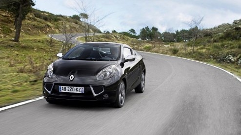 Eind september maakt de nieuwe Renault Wind zijn opwachting. Het leveringsprogramma van de coup roadster is overzichtelijk; er komen drie uitrustingsniveaus en twee motoren. De vanafprijs blijft net