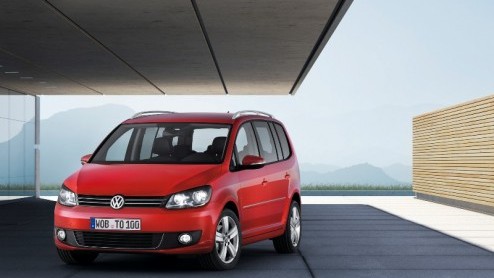 Volkswagen heeft de Touran vernieuwd met een opgefrist uiterlijk en nieuwe motoren. Dat brengt ook nieuwe prijzen met zich mee. De instapper is voortaan de 1.2 TSI Easyline, en die gaat 25.590 euro ko