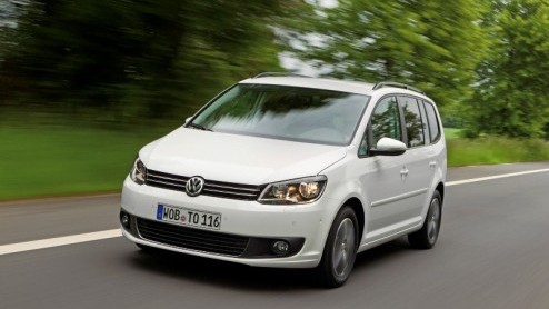 Volkswagen heeft de Touran vernieuwd met een opgefrist uiterlijk en nieuwe motoren. Dat brengt ook nieuwe prijzen met zich mee. De instapper is voortaan de 1.2 TSI Easyline, en die gaat 25.590 euro ko
