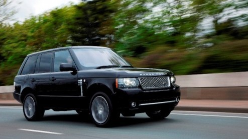 Voor het modeljaar 2011 is de Range Rover wederom verder verbeterd. Waar de start van een nieuw modeljaar over het algemeen een prijsverhoging met zich meebrengt, worden de meeste uitvoeringen van de