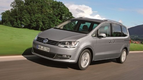 Na vijftien jaar mag de Volkswagen Sharan eindelijk met pensioen. De nieuweling is langer en breder, maar brengt minder kilos op de schaal. Bovendien mag de versie met 1.4 liter TSI motor zich gelukk