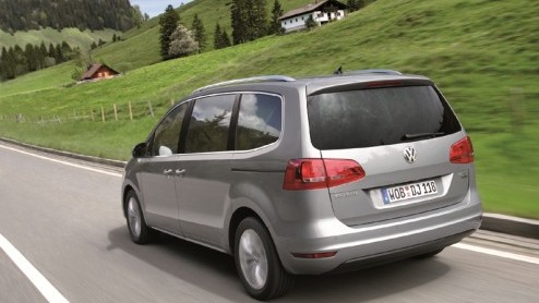 Na vijftien jaar mag de Volkswagen Sharan eindelijk met pensioen. De nieuweling is langer en breder, maar brengt minder kilos op de schaal. Bovendien mag de versie met 1.4 liter TSI motor zich gelukk